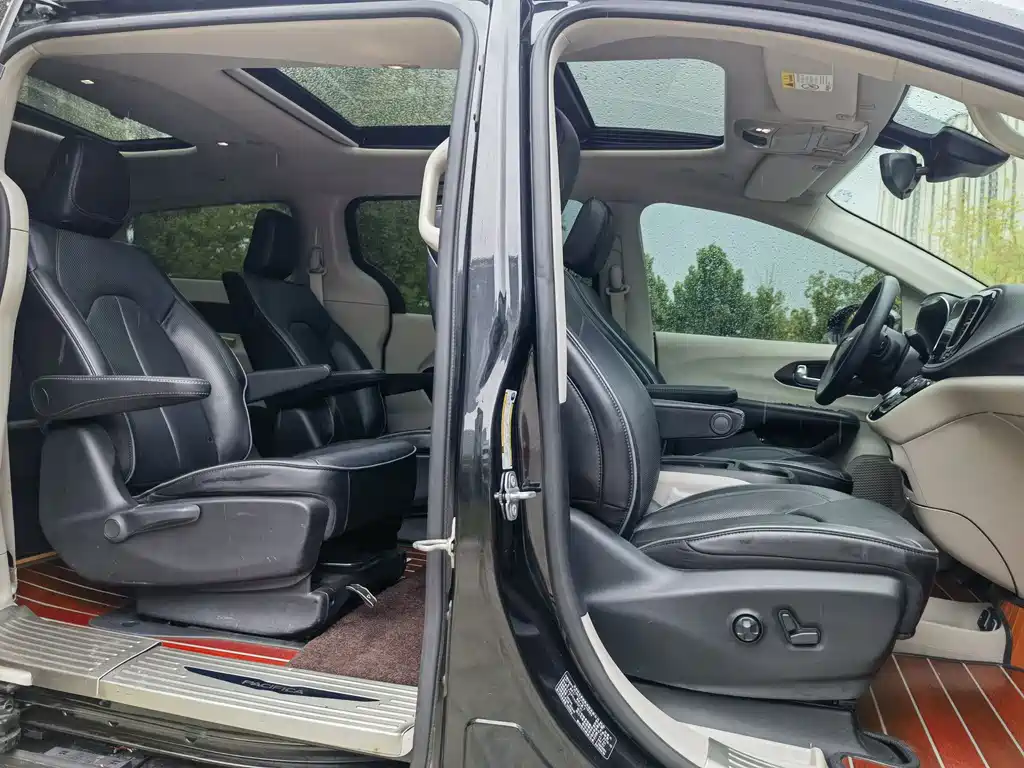Chrysler Grand Voyager PHEV (Import) — миниатюра 16