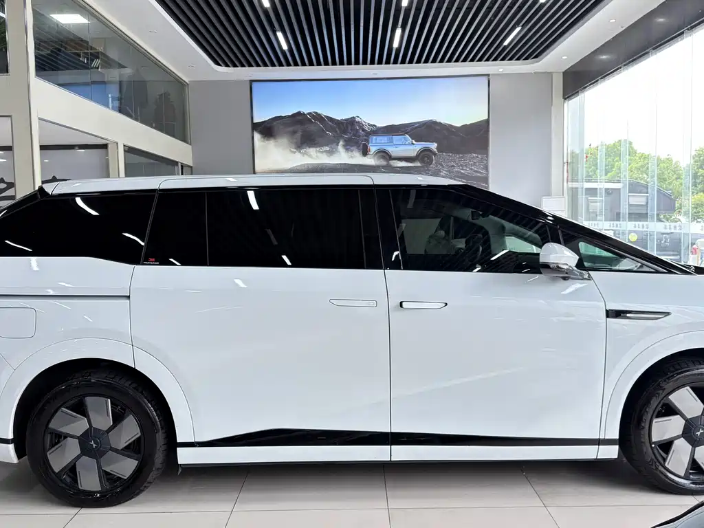 XPeng X9 — миниатюра 5