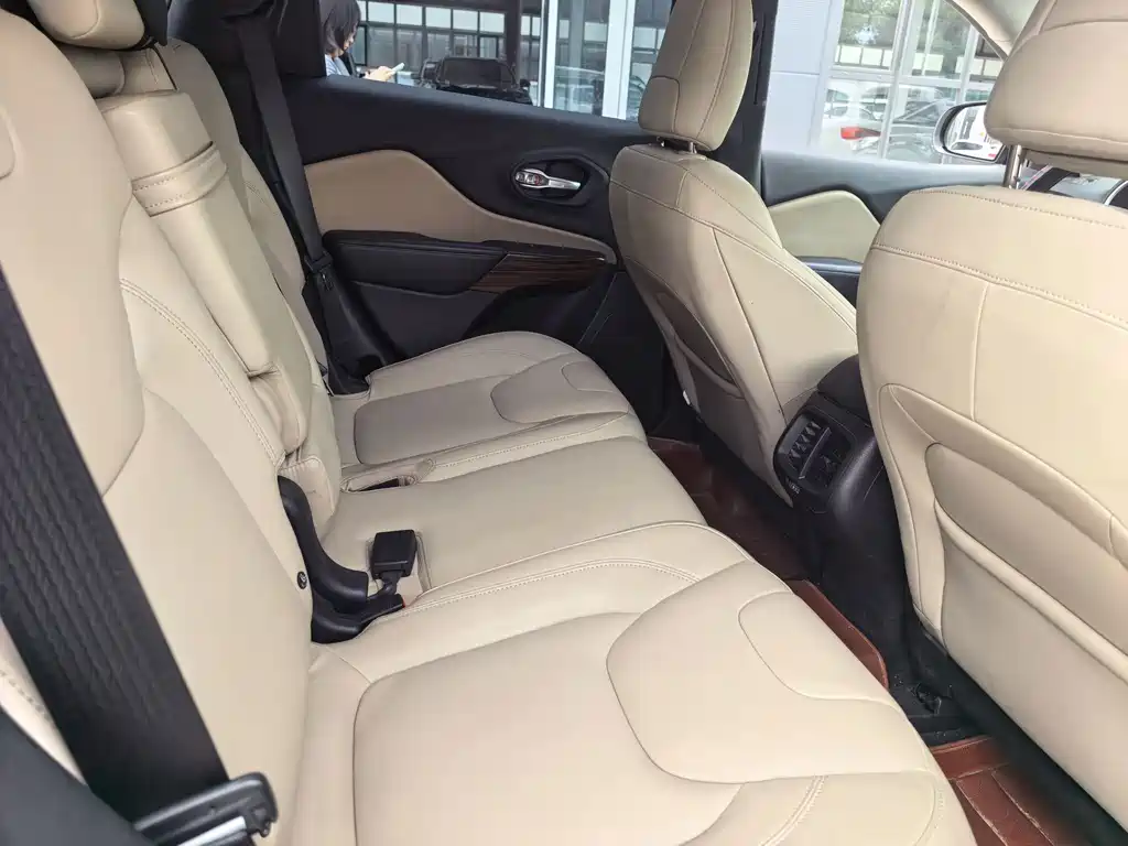 Jeep Cherokee — миниатюра 9