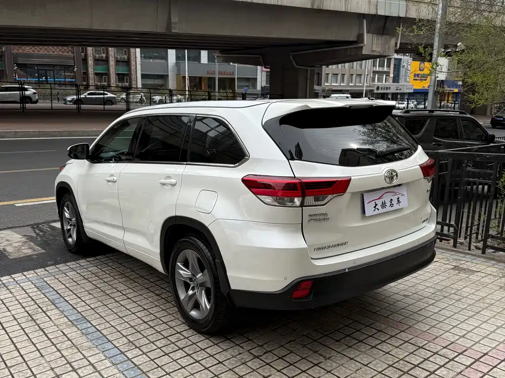 Toyota Highlander 2018 2.0T Luxury 7 мест V