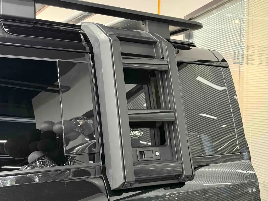 Land Rover Defender 2023 — фото 14
