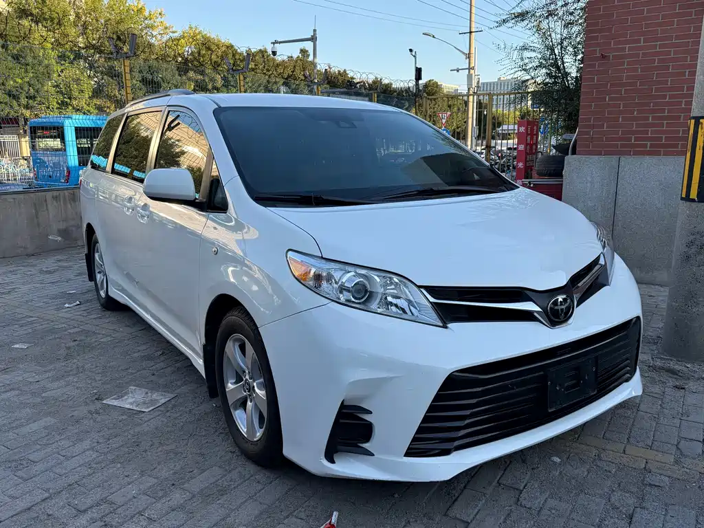 Toyota Sienna — миниатюра 3