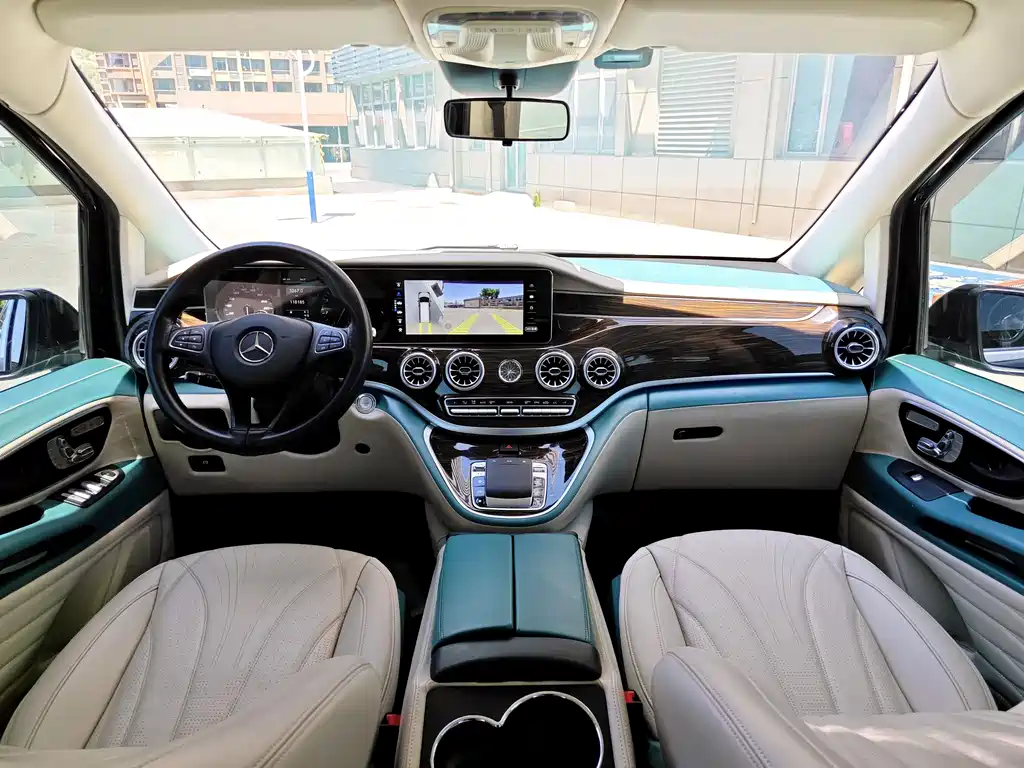 Mercedes-Benz Vito 2023 2.0T Elite 7 мест
