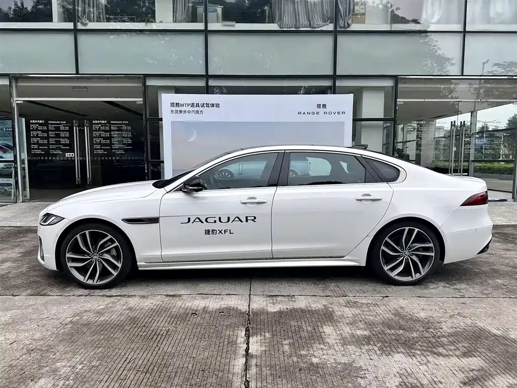 Jaguar XFL 2024 2.0T P300 Flagship Sport