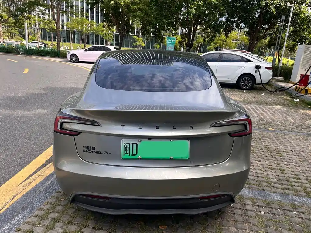 Tesla Model 3 — миниатюра 6