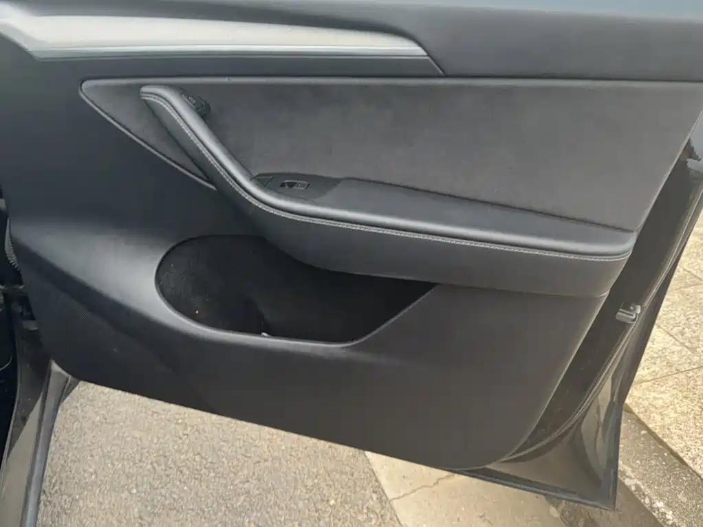 Tesla Model Y — миниатюра 6