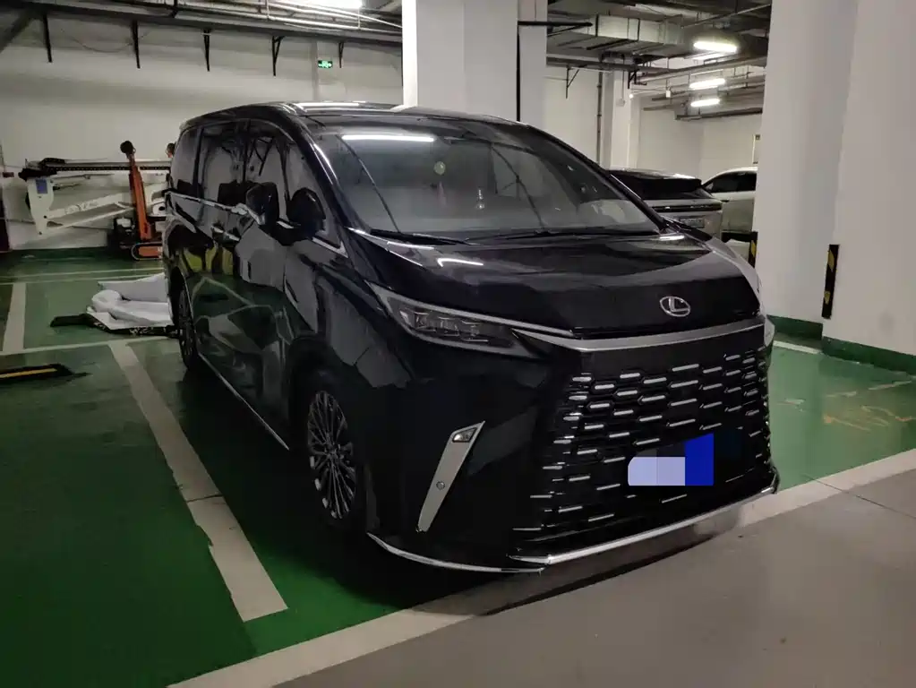 Lexus LM 2023 500h мест