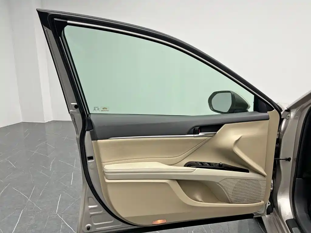Toyota Camry — миниатюра 12