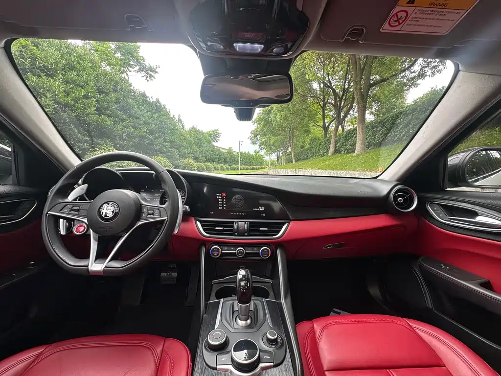 Alfa Romeo Giulia 2019 2.0T 280HP Black Package