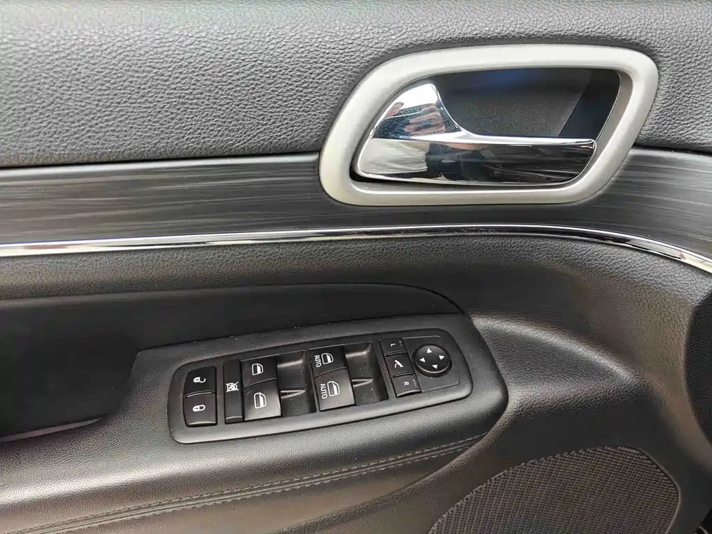Jeep Grand Cherokee (Import) — миниатюра 16