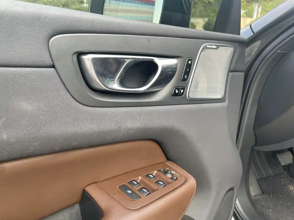 Volvo XC60 PHEV — миниатюра 11