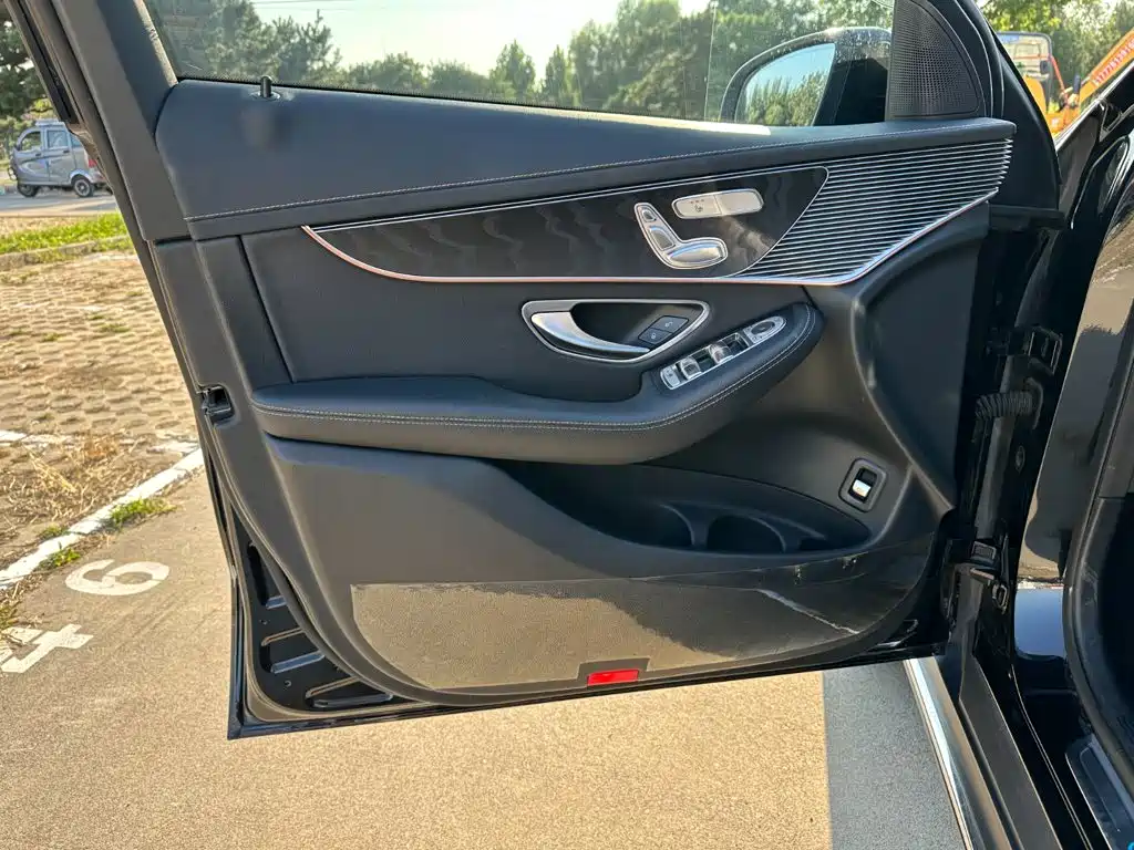 Mercedes-Benz EQC — миниатюра 12