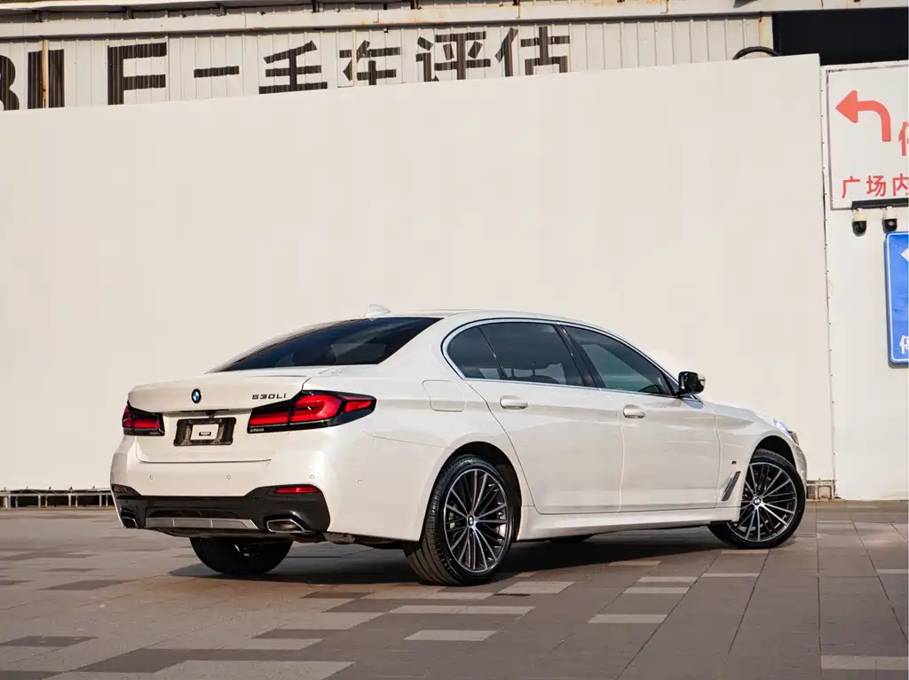 BMW 5 Series — миниатюра 8