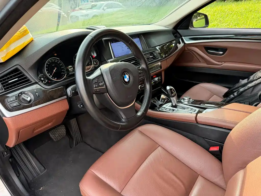 BMW 5 Series — миниатюра 7