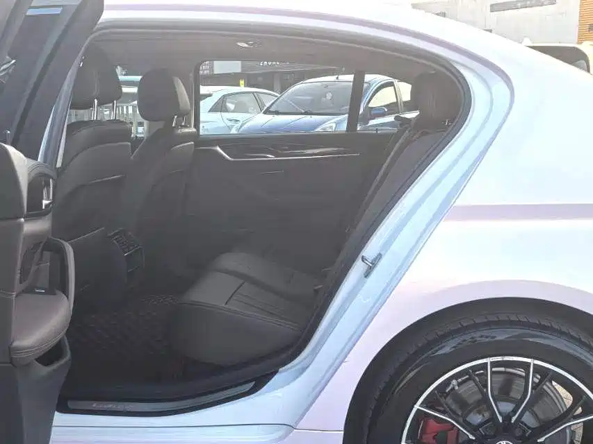 BMW 5 Series — миниатюра 8