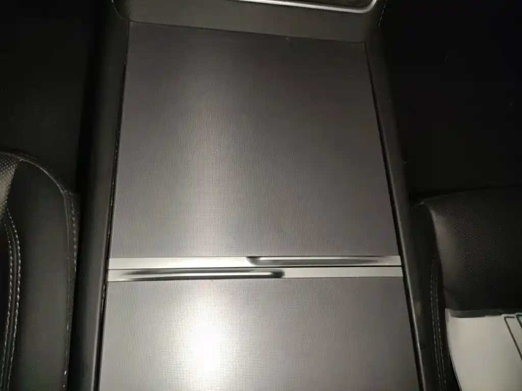 Tesla Model Y — миниатюра 12