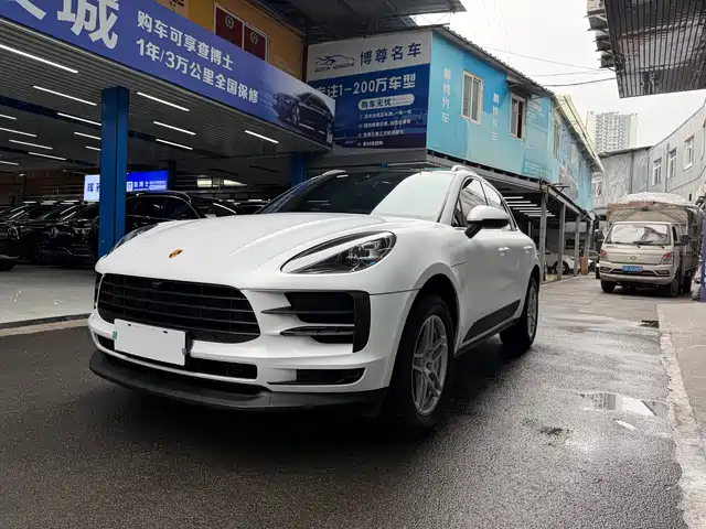 PORSCHE MACAN