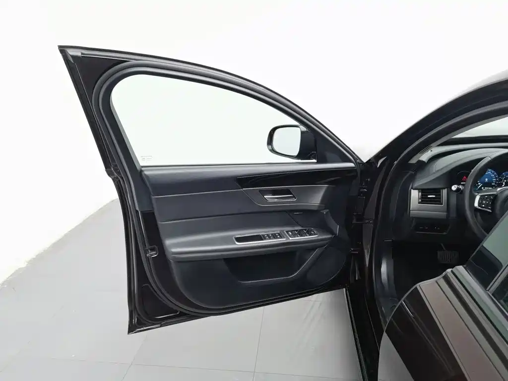Jaguar XFL — миниатюра 8
