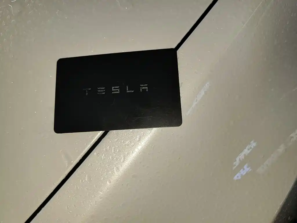 Tesla Model Y — миниатюра 9