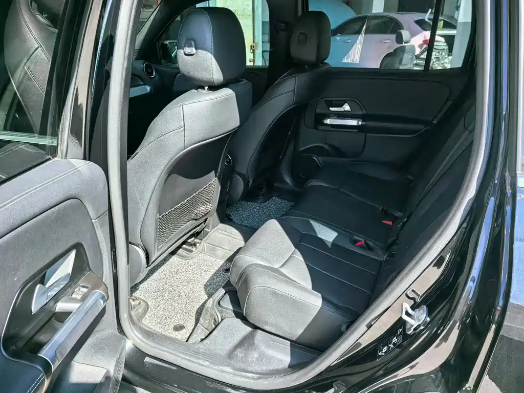 Mercedes-Benz GLB — миниатюра 8
