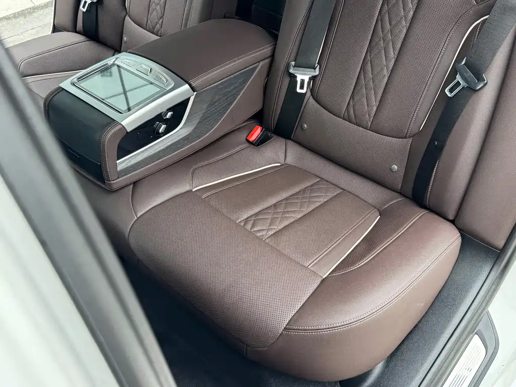 BMW 5 Series — миниатюра 18
