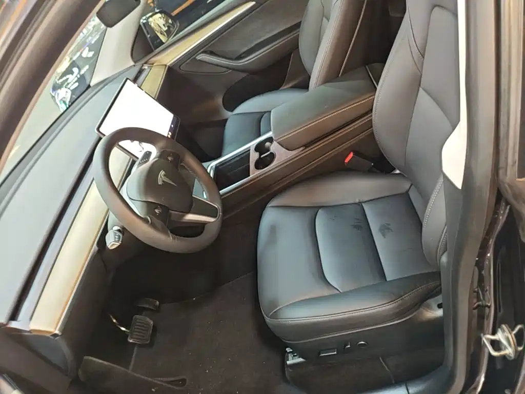 Tesla Model Y — миниатюра 15