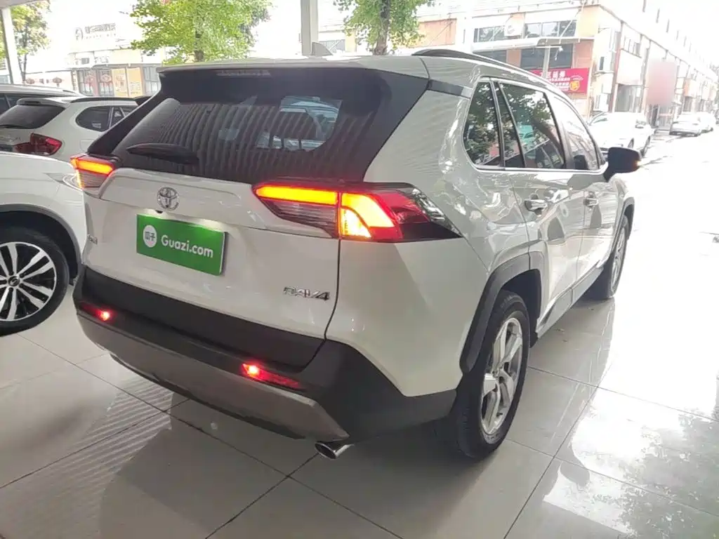 Toyota RAV4 — миниатюра 7