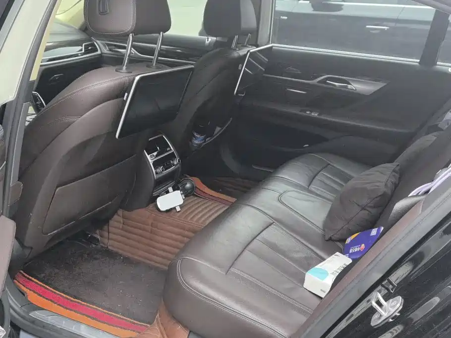 BMW 7 Series — миниатюра 11