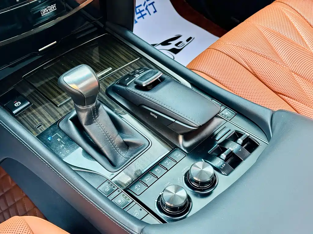Lexus LX — миниатюра 9