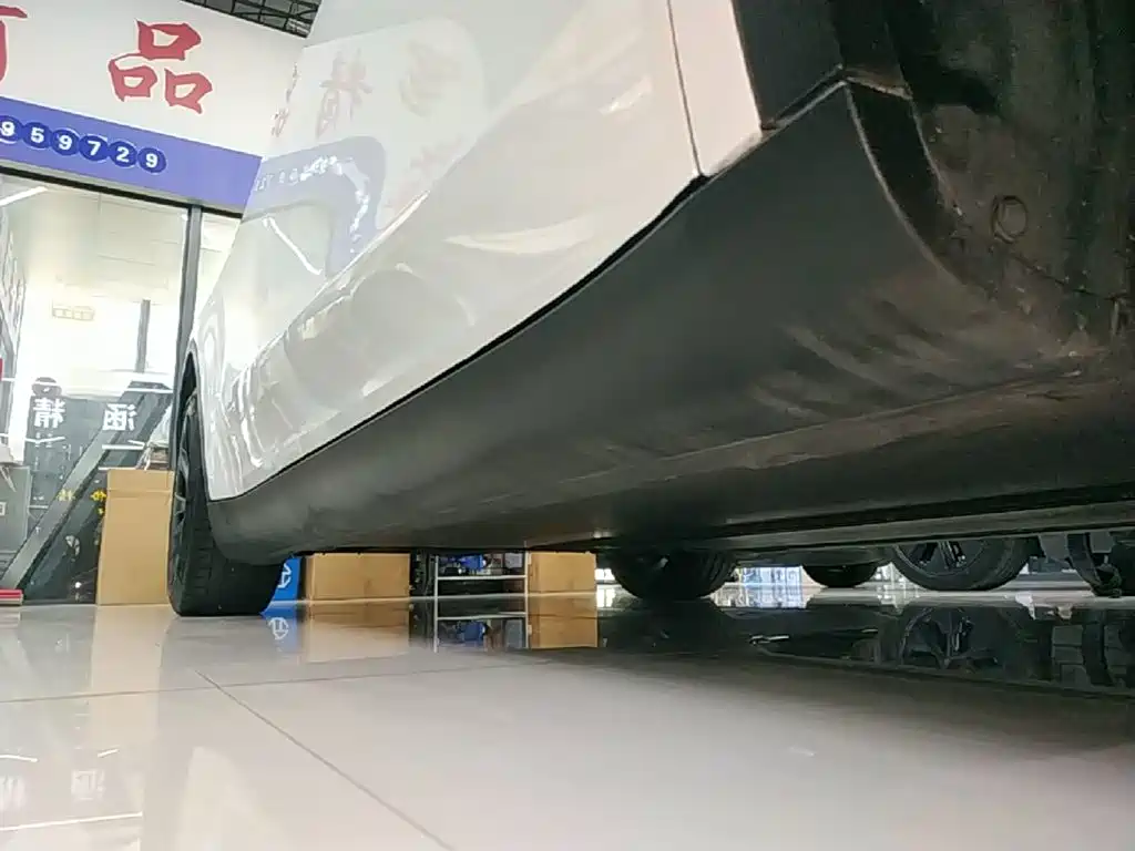 Tesla Model Y — миниатюра 21