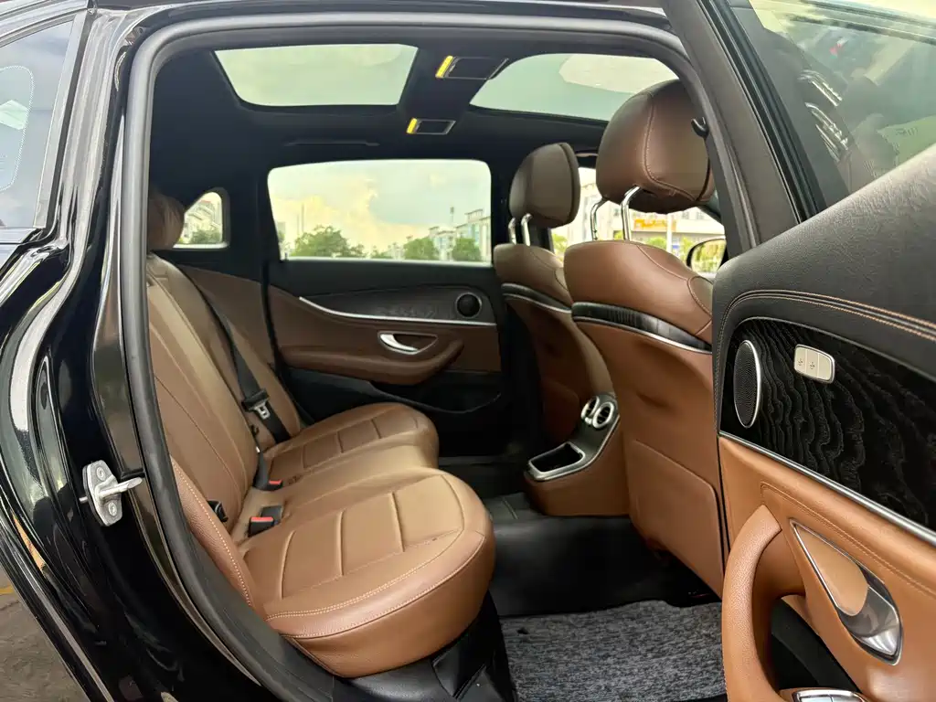 Mercedes-Benz E-Class — миниатюра 9