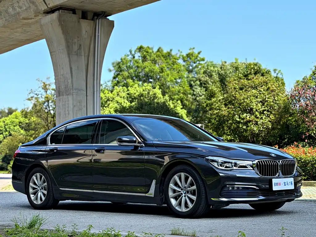 BMW 7 Series — миниатюра 3