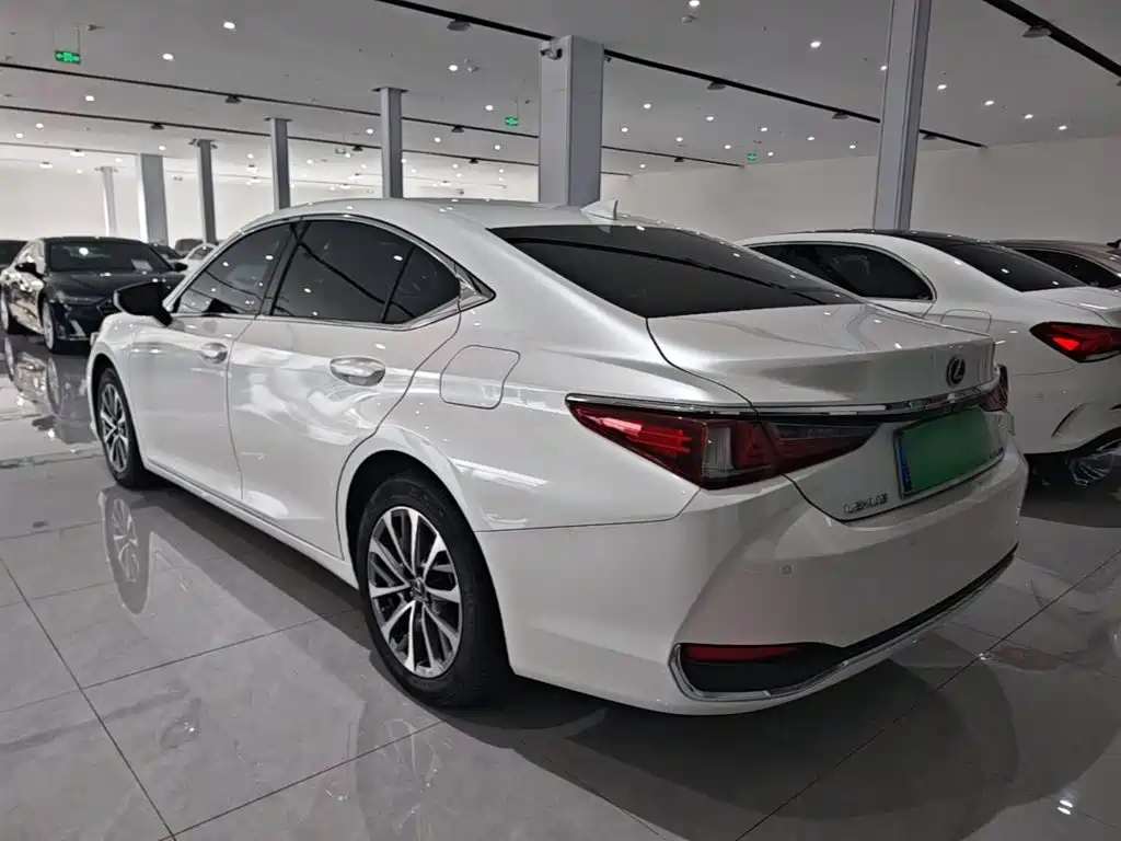 Lexus ES — миниатюра 5