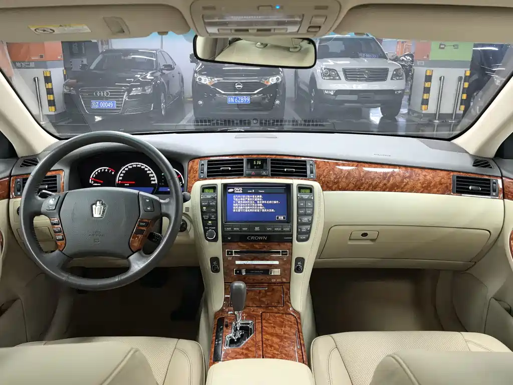 Toyota Crown — миниатюра 8