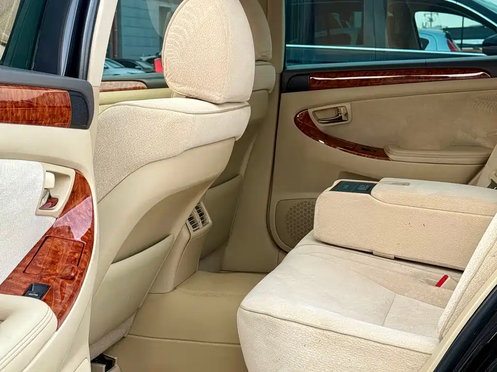 Toyota Crown — миниатюра 7