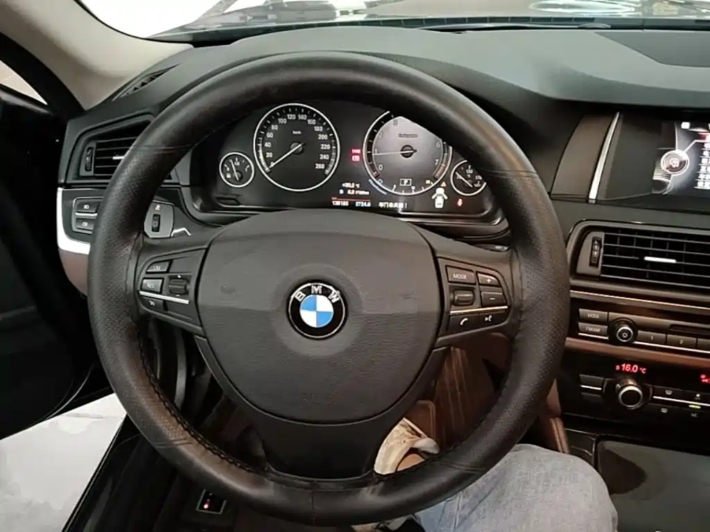 BMW 5 Series — миниатюра 11