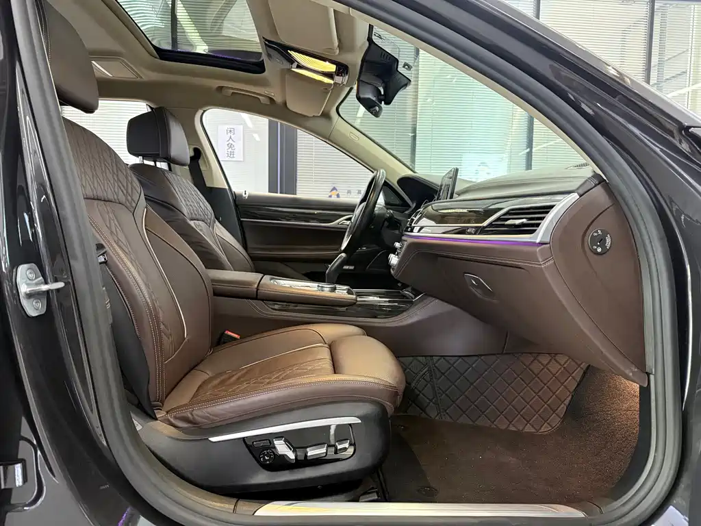 BMW 7 Series — миниатюра 8