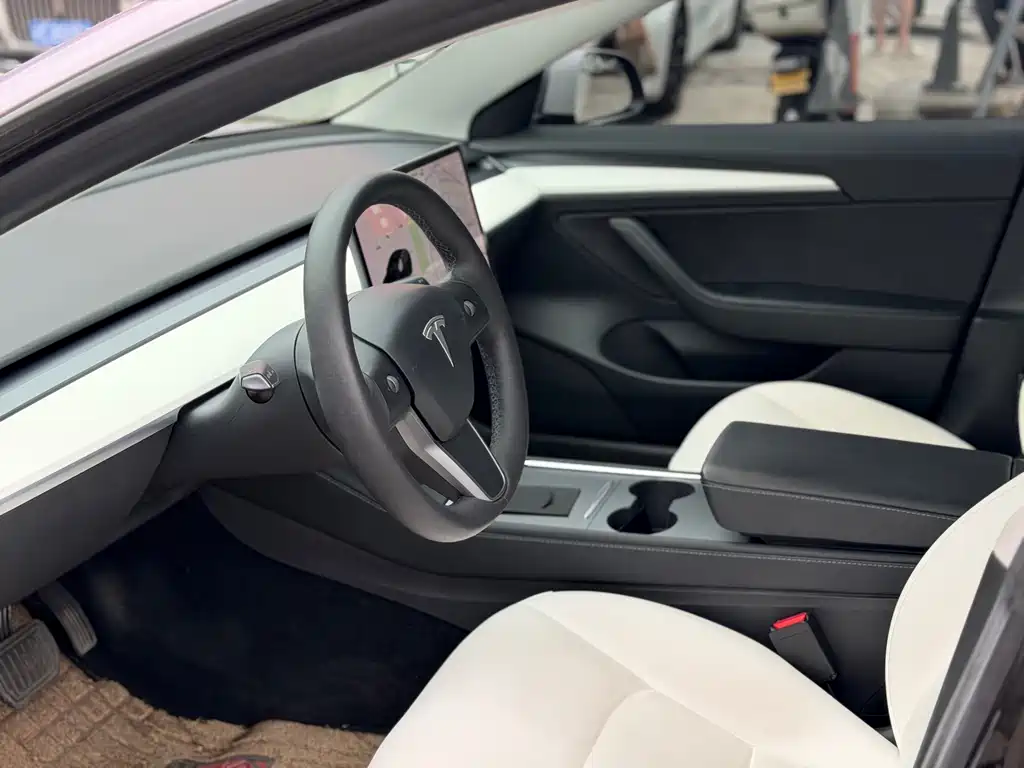 Tesla Model 3 — миниатюра 4