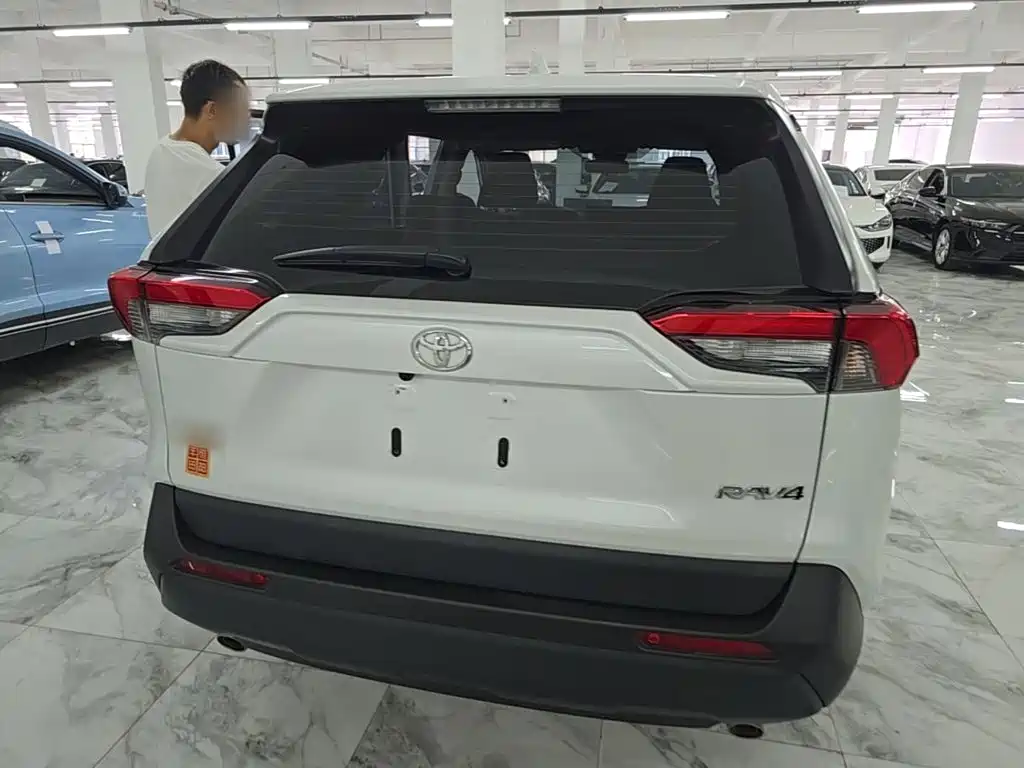 Toyota RAV4 — миниатюра 6
