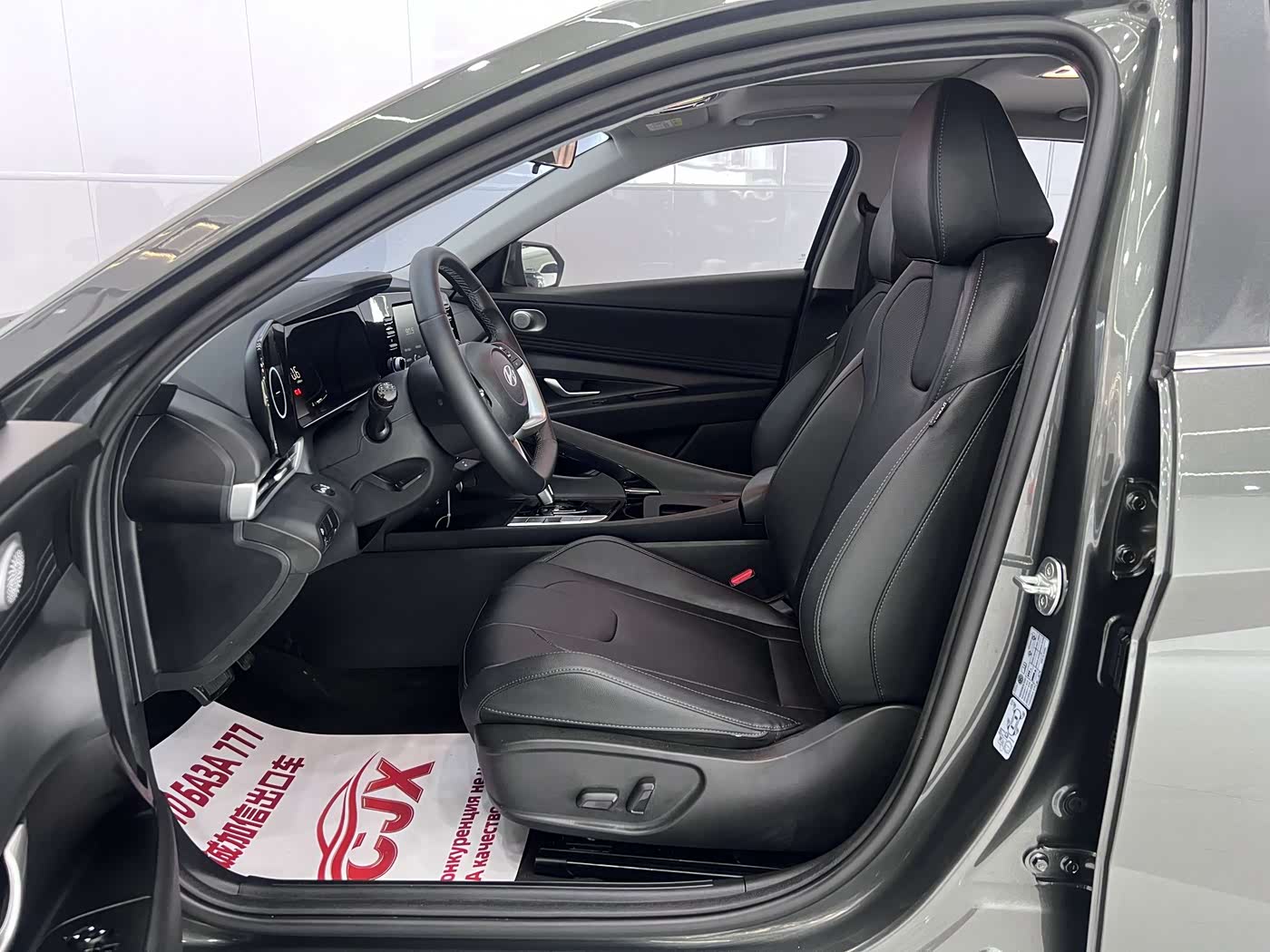 Hyundai Elantra 1.5 л 2024 г. Серебристо-серый, пробег 17000 км