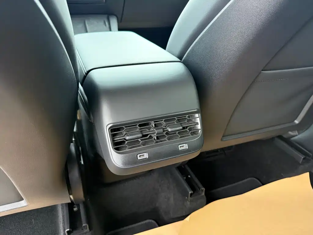 Tesla Model Y — миниатюра 9