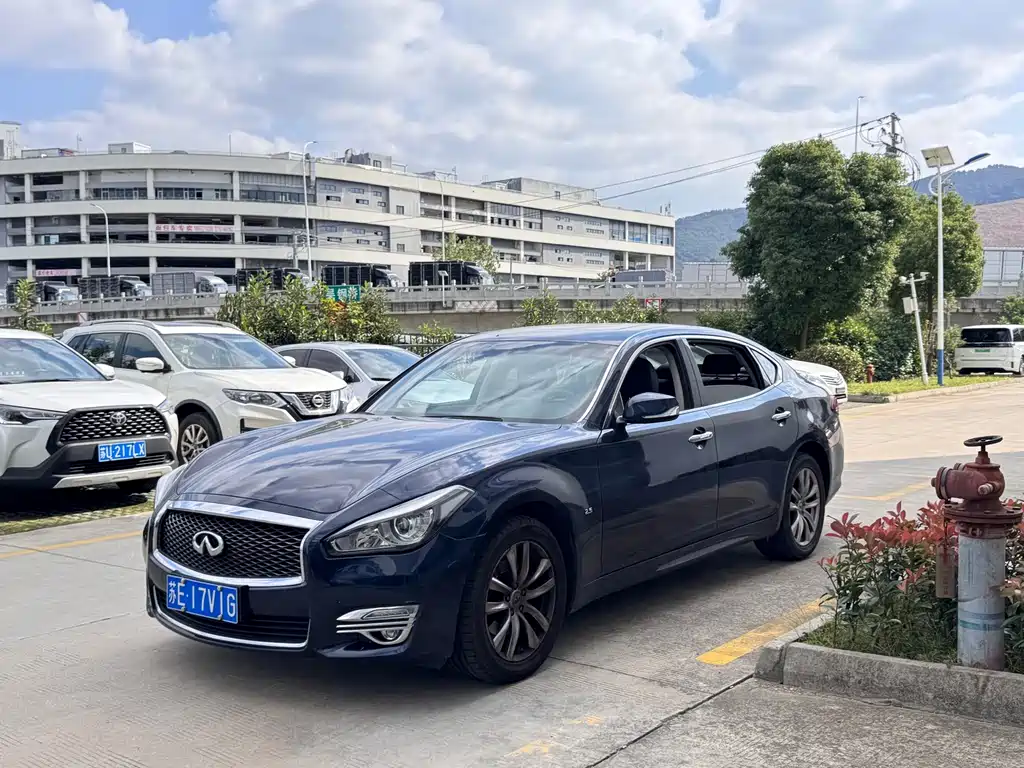 Infiniti Q70