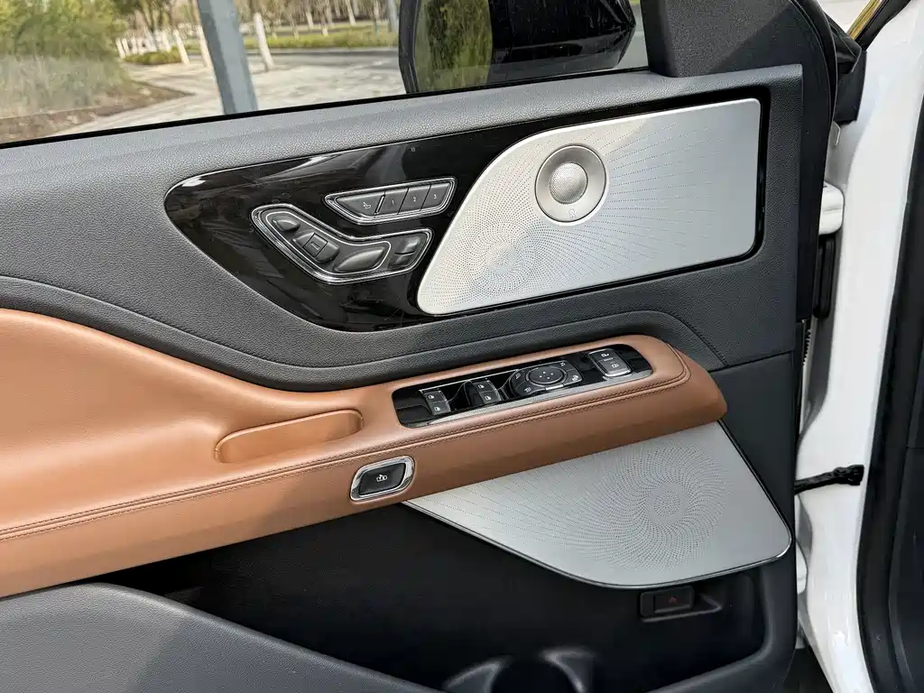 Lincoln Aviator — миниатюра 24