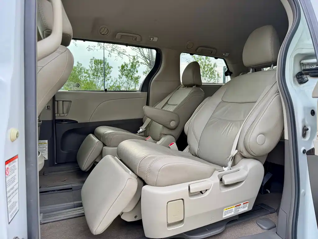 Toyota Sienna — миниатюра 10