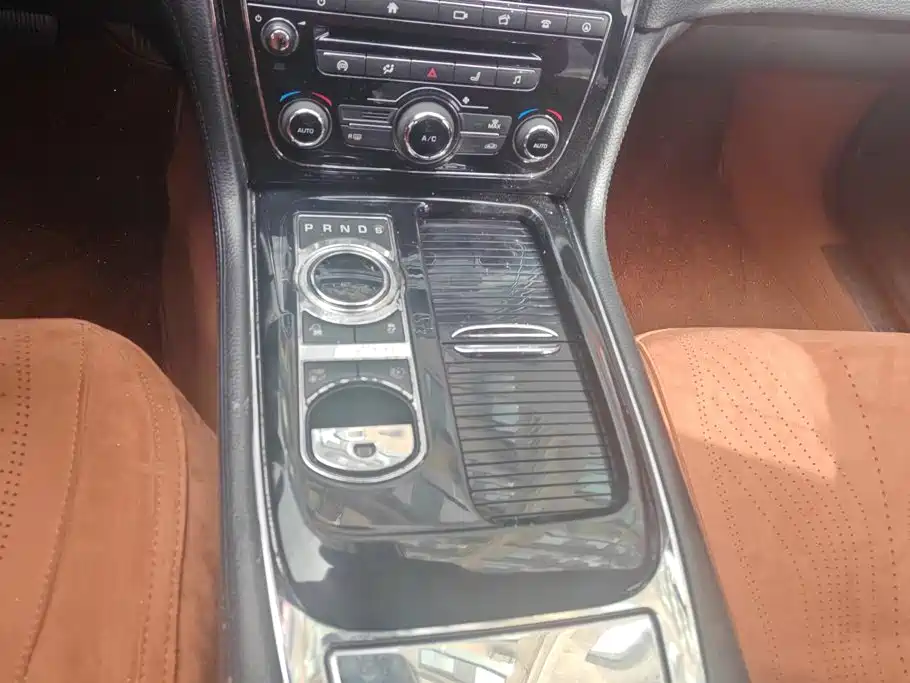 Jaguar XJ — миниатюра 16
