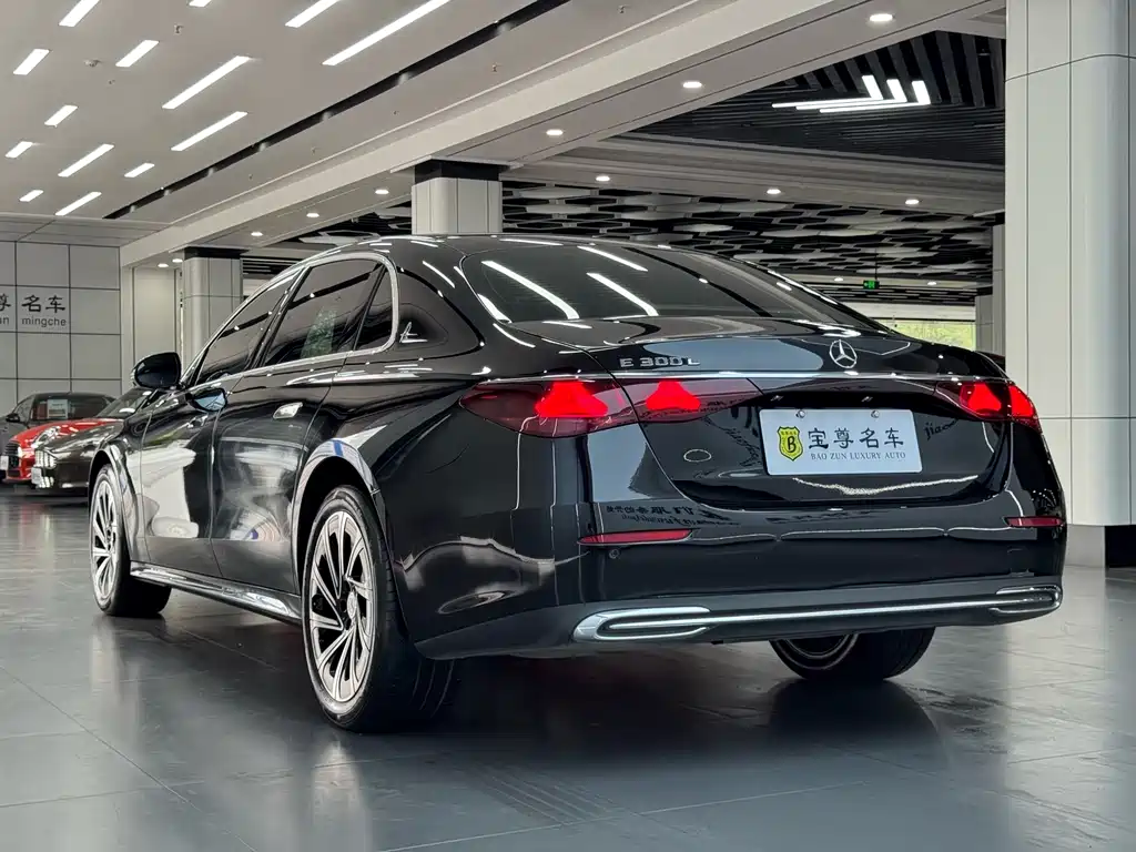 Mercedes-Benz E-Class — миниатюра 6