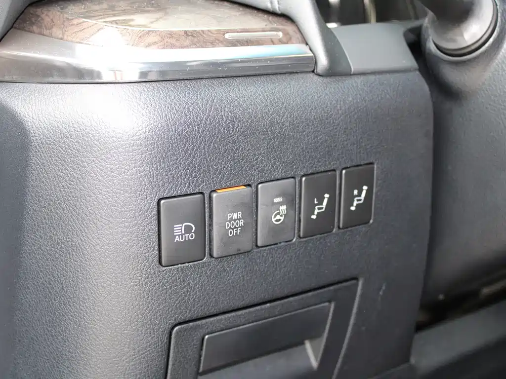 Toyota Alphard — миниатюра 31