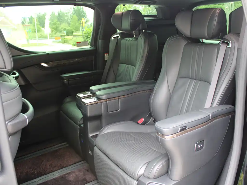 Toyota Alphard — миниатюра 18