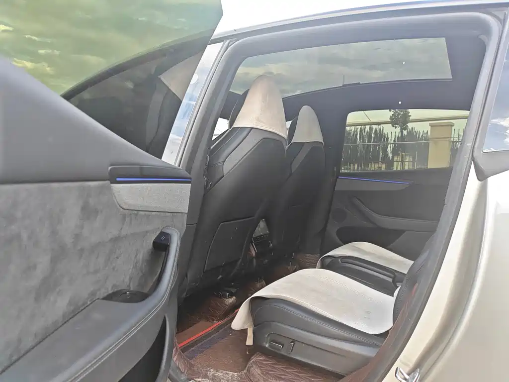Tesla Model Y L — миниатюра 6