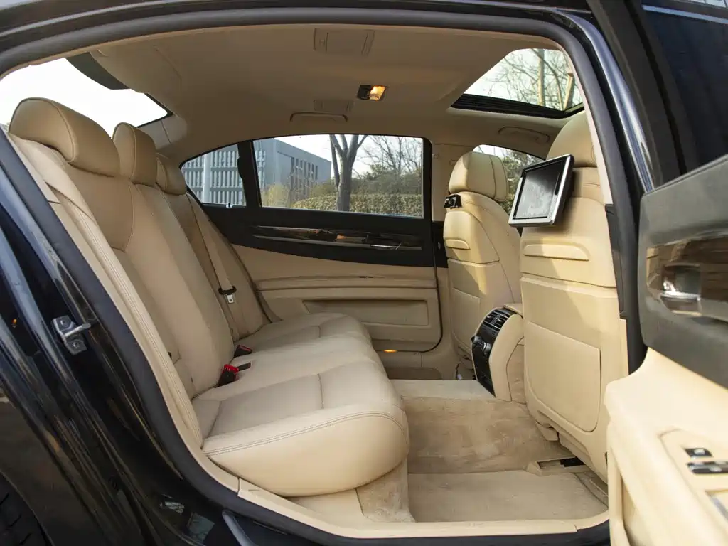 BMW 7 Series — миниатюра 13